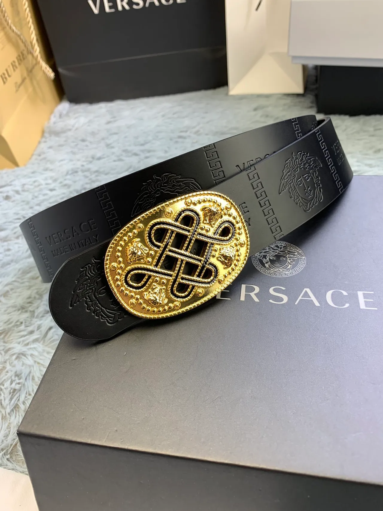 Versace Odissea Ceinture en cuir noir et or mat avec têtes de Méduse en embossage 8
