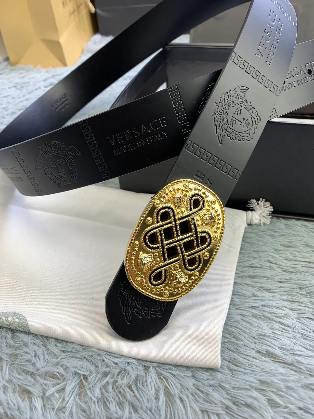 Versace Odissea Ceinture en cuir noir et or mat avec têtes de Méduse en embossage 9