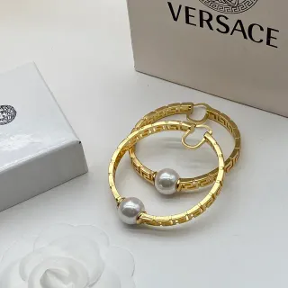 Versace Odissea सुनहरा ग्रीक चाबी मोती हूप ईयरिंग्स