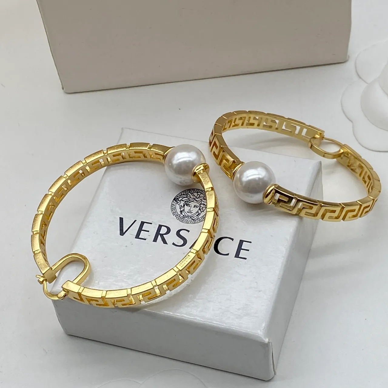 Versace Odissea Dourado Grego Chave Pérola Brincos Argola 2