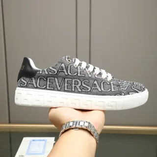 Versace Odissea ग्रे व्हाइट मोनोग्राम टेक्सटाइल अपर ग्रीक की मिडसोल लाइफस्टाइल स्नीकर्स
