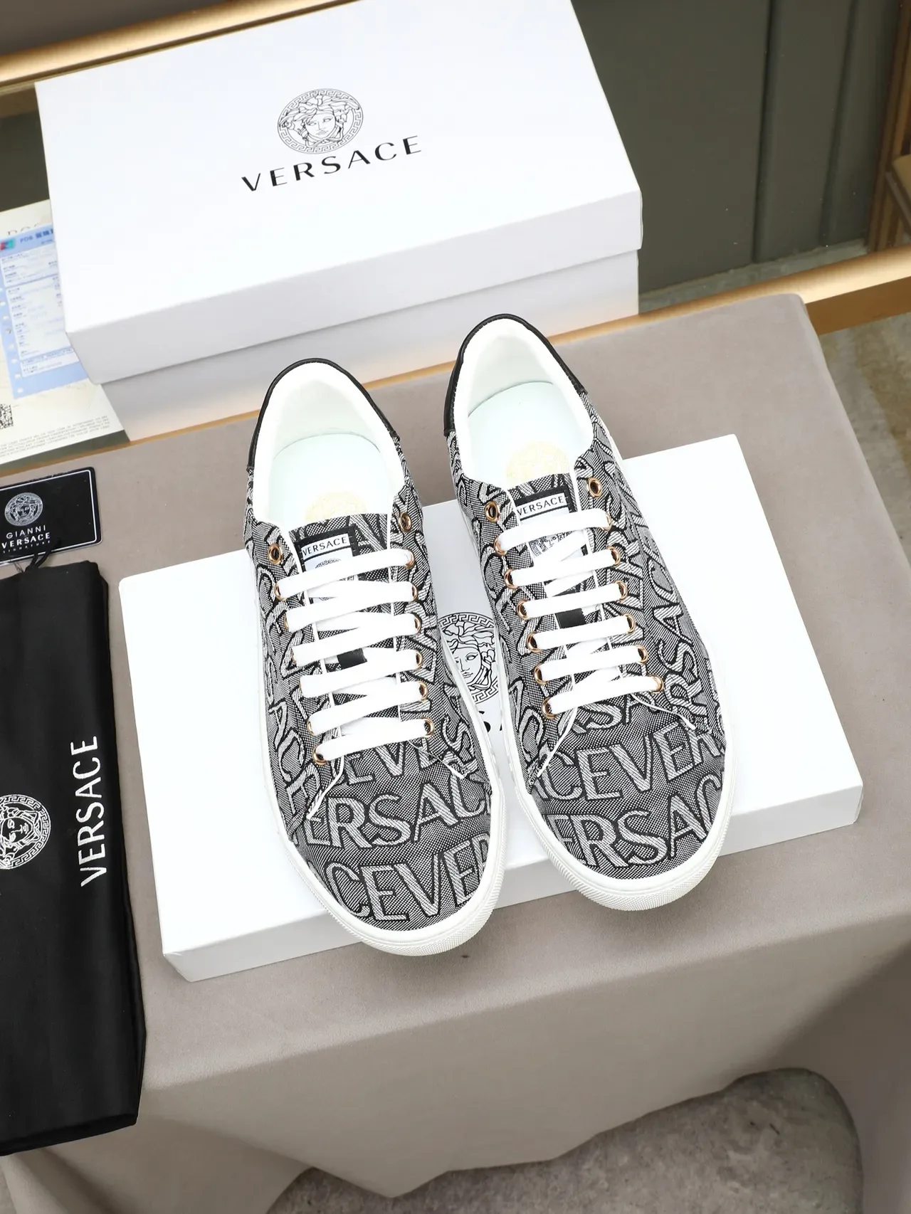 Versace Odissea Gris Blanc Monogrammé Supérieur Textil Clé Grecque Semelle Milieu Lifestyle Sneakers 3