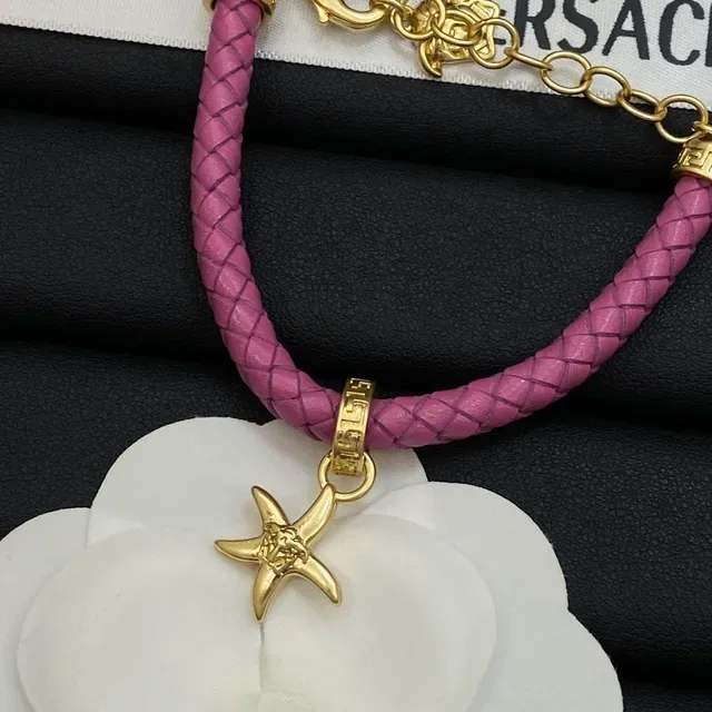 Versace Pulseira de Couro Trançado Rosa Azul com Charme Medusa Dourado 3