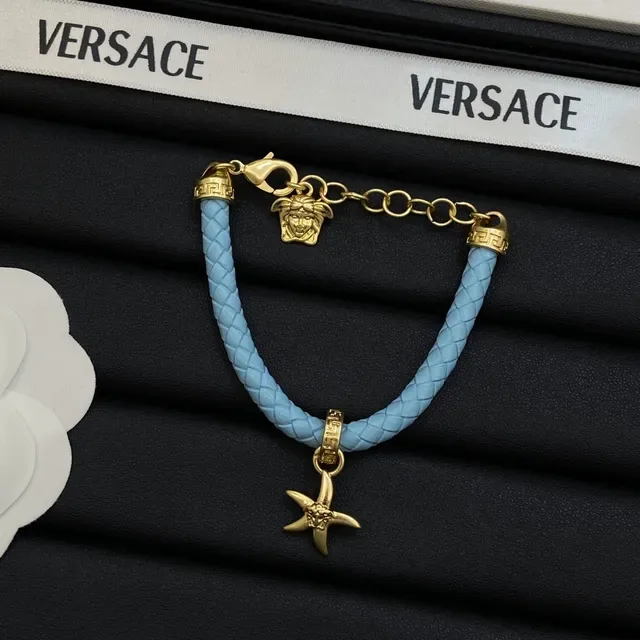 Versace Pulseira de Couro Trançado Rosa Azul com Charme Medusa Dourado 5