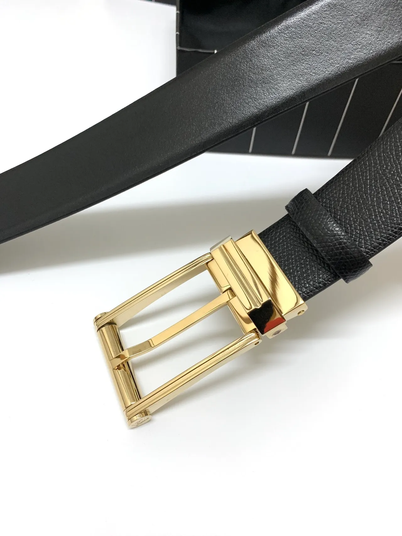 Ermenegildo Zegna Ceinture en cuir noire dorée texturée grainée polie rectangulaire avec boucle 3
