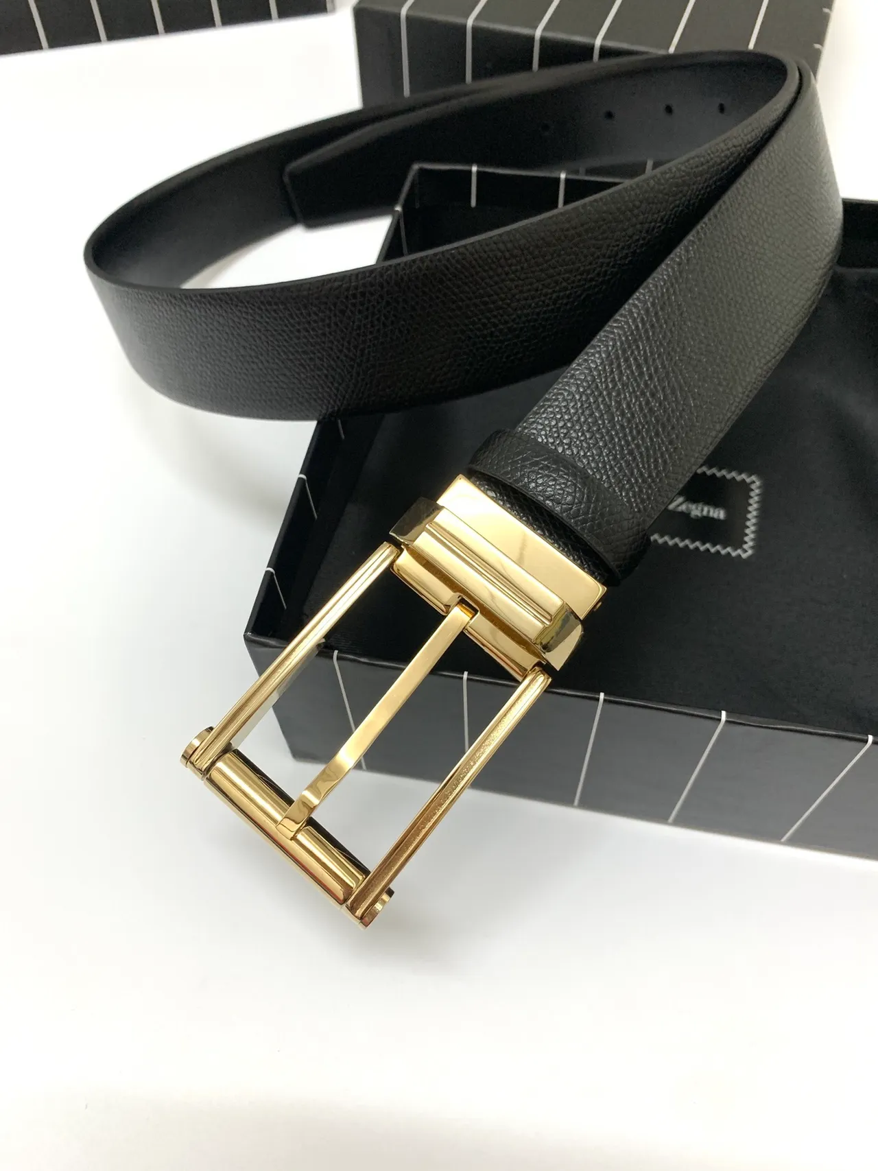 Ermenegildo Zegna Ceinture en cuir noire dorée texturée grainée polie rectangulaire avec boucle 8