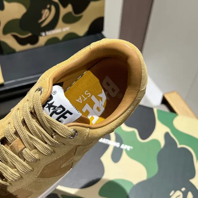 A Bathing Ape Tênis lifestyle de camurça amarelo branco com toebox perfurado 2