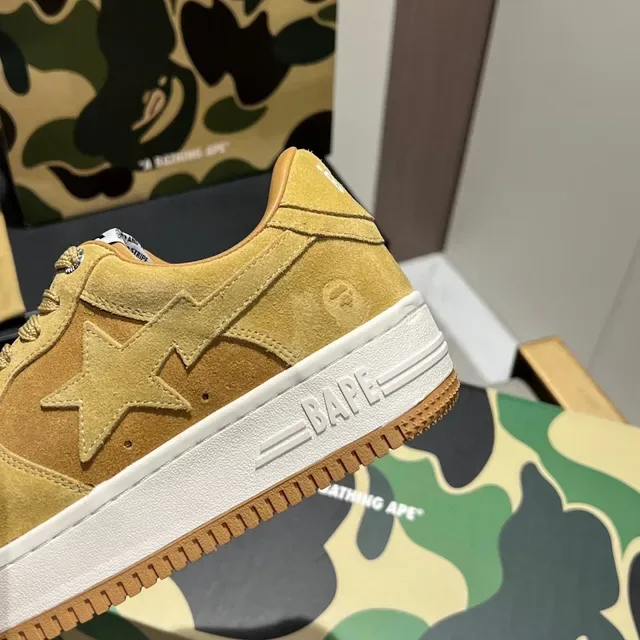 A Bathing Ape Tênis lifestyle de camurça amarelo branco com toebox perfurado 3