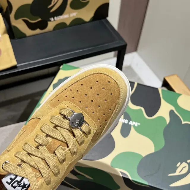 A Bathing Ape Tênis lifestyle de camurça amarelo branco com toebox perfurado 4