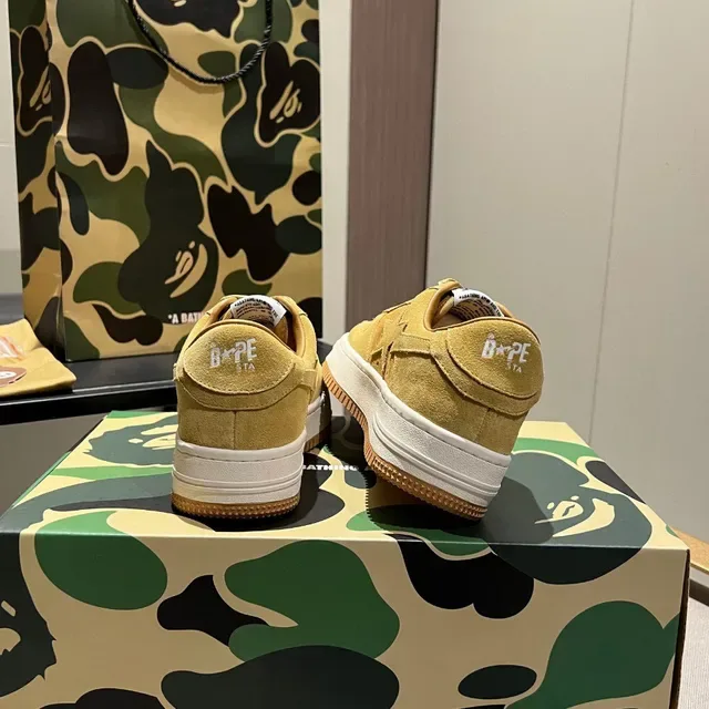 A Bathing Ape Tênis lifestyle de camurça amarelo branco com toebox perfurado 6
