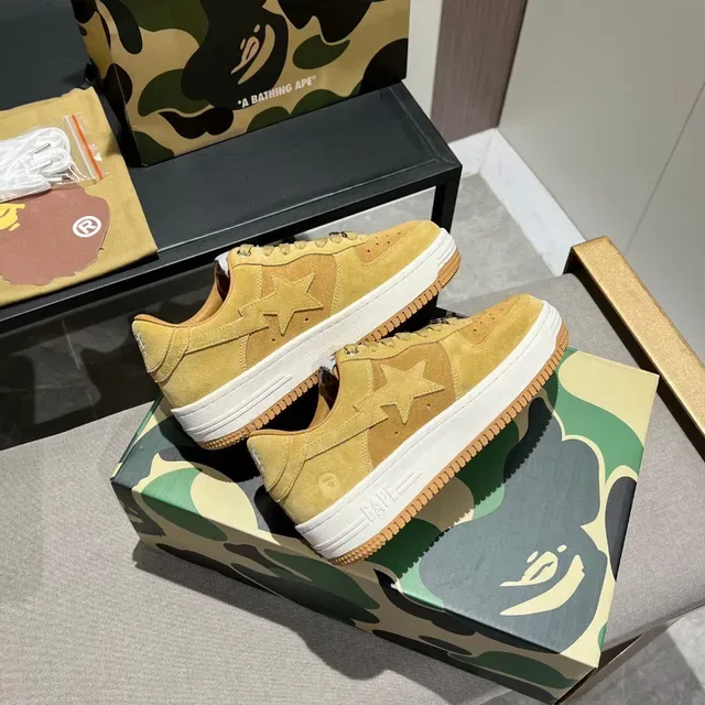 A Bathing Ape Tênis lifestyle de camurça amarelo branco com toebox perfurado 7