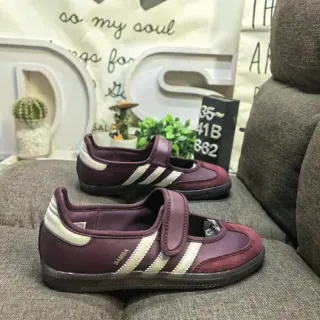 Adidas बर्गंडी बेज बिना लेस वेल्क्रो पट्टी तीन पट्टी वाला साइड पैनेल लाइफस्टाइल स्नीकर
