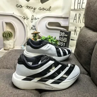 Adidas बिना लेस के जिप फ्रंट सफेद और काला लाइफस्टाइल स्नीकर