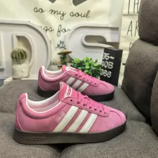 एडिडास गुलाबी सफेद सूड ऊपरी Three Stripes लाइफस्टाइल स्नीकर