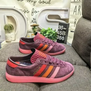 Adidas बैंगनी गुलाबी सुड ऊपरी तीन-धारी तरफ का पैनल लाइफस्टाइल स्नीकर