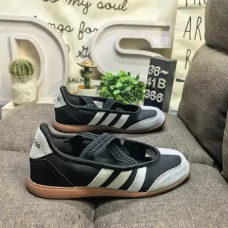 Adidas Samba काली सफेद बिना लेस जिपर क्लोजर तीन स्ट्रिप साइड पैनल लाइफस्टाइल स्नीकर