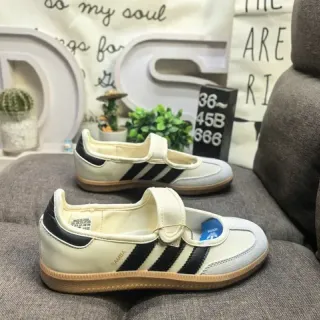 Adidas Samba Off-White और काली लाइफस्टाइल स्नीकर