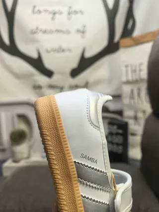 Adidas Samba Off-White और काली लाइफस्टाइल स्नीकर 3