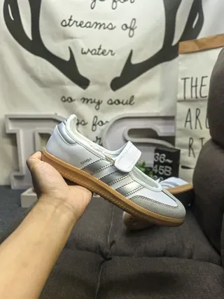 Adidas Samba Off-White और काली लाइफस्टाइल स्नीकर 5