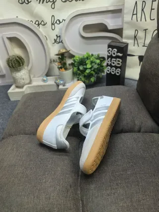 Adidas Samba Off-White और काली लाइफस्टाइल स्नीकर 6