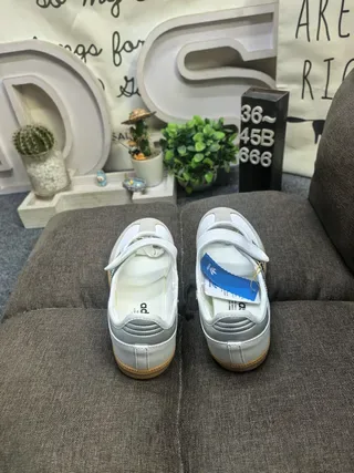 Adidas Samba Off-White और काली लाइफस्टाइल स्नीकर 8