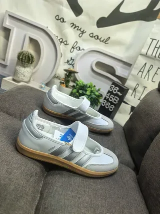 Adidas Samba Off-White और काली लाइफस्टाइल स्नीकर 9