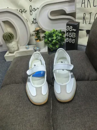 Adidas Samba Off-White और काली लाइफस्टाइल स्नीकर 10