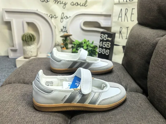 Adidas Samba Off-White और काली लाइफस्टाइल स्नीकर 11