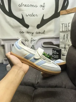 Adidas Samba Off-White और काली लाइफस्टाइल स्नीकर 15