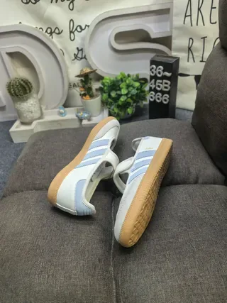 Adidas Samba Off-White और काली लाइफस्टाइल स्नीकर 16