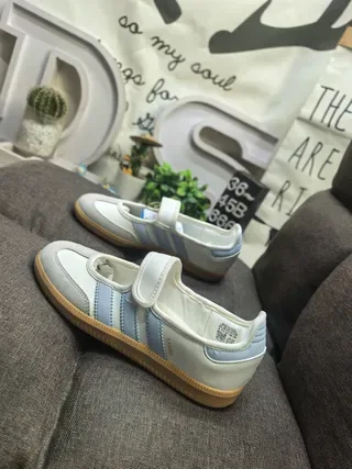 Adidas Samba Off-White और काली लाइफस्टाइल स्नीकर 17