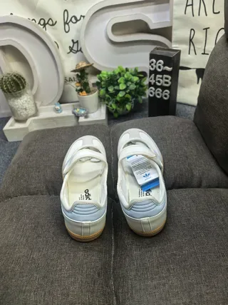 Adidas Samba Off-White और काली लाइफस्टाइल स्नीकर 18