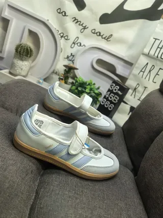 Adidas Samba Off-White और काली लाइफस्टाइल स्नीकर 19