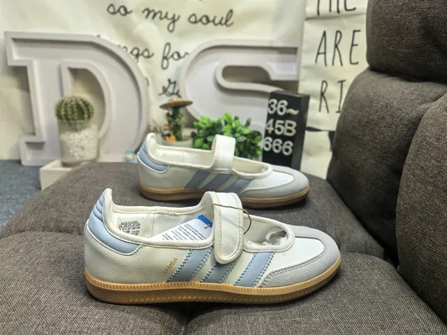Adidas Samba Off-White और काली लाइफस्टाइल स्नीकर 21