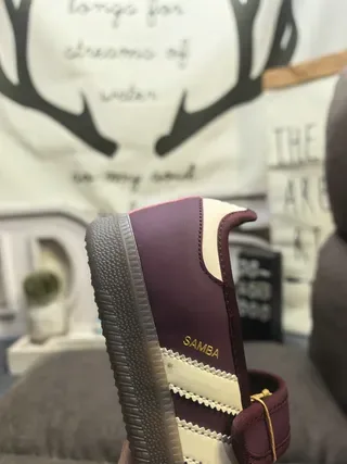 Adidas Samba Off-White और काली लाइफस्टाइल स्नीकर 23