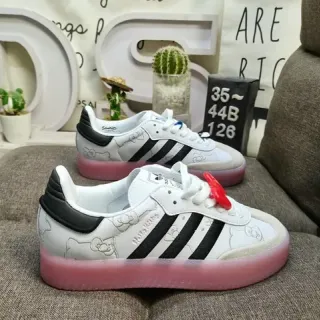 Adidas Samba OG Hello Kitty श्वेत काली गुलाबी जीवनशैली स्नीकर