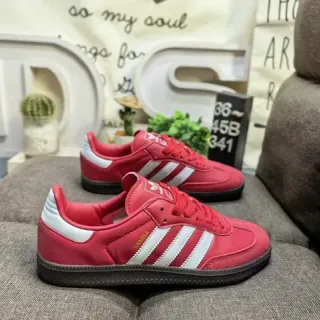 Adidas Samba लाल और सफेद लाइफस्टाइल स्नीकर