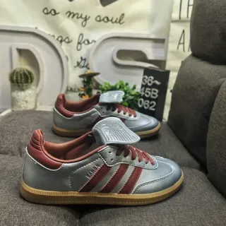 Adidas चाँदी बर्गंडी धातु चमड़े के तीन स्ट्राइप लाइफस्टाइल स्नीकर