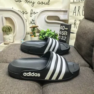 Adidas Slide काले और सफेद चप्पल