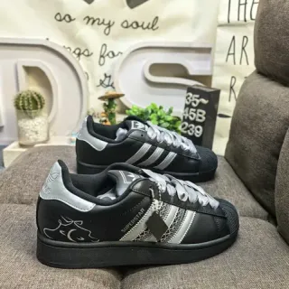 Adidas Superstar काले और चांदी धातु लाइफस्टाइल स्नीकर