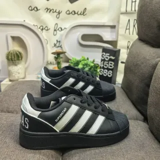 Adidas Superstar काला और सफेद लाइफस्टाइल स्नीकर