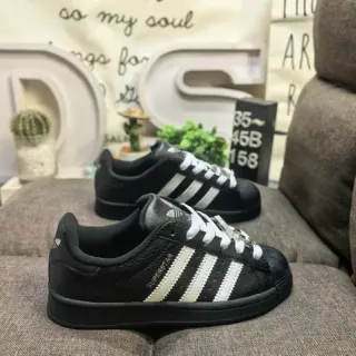 Adidas Superstar काला और सफेद लाइफस्टाइल स्नीकर