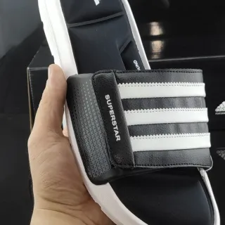Adidas Superstar काले और सफेद स्लाइड स्लिपर्स