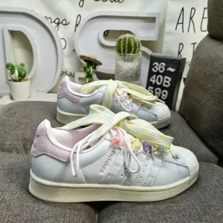 Adidas Superstar सफेद और गुलाबी लाइफस्टाइल स्नीकर