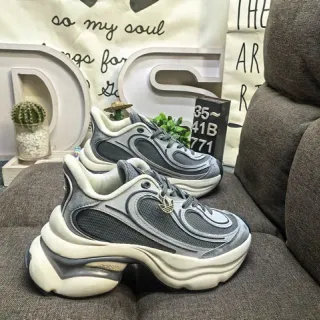 Adidas Track Trainer أحذية رياضية سميكة باللونين الرمادي والأبيض