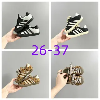 Adidas सफेद काला लो-टॉप तीन स्ट्राइप साइड पैनल लाइफस्टाइल स्नीकर