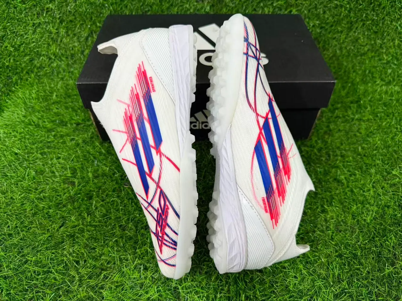 Adidas Chaussures de Football pour Gazon Artificiel avec Col de Chaussette, Tige Sprintweb, Blanc et Bleu 2