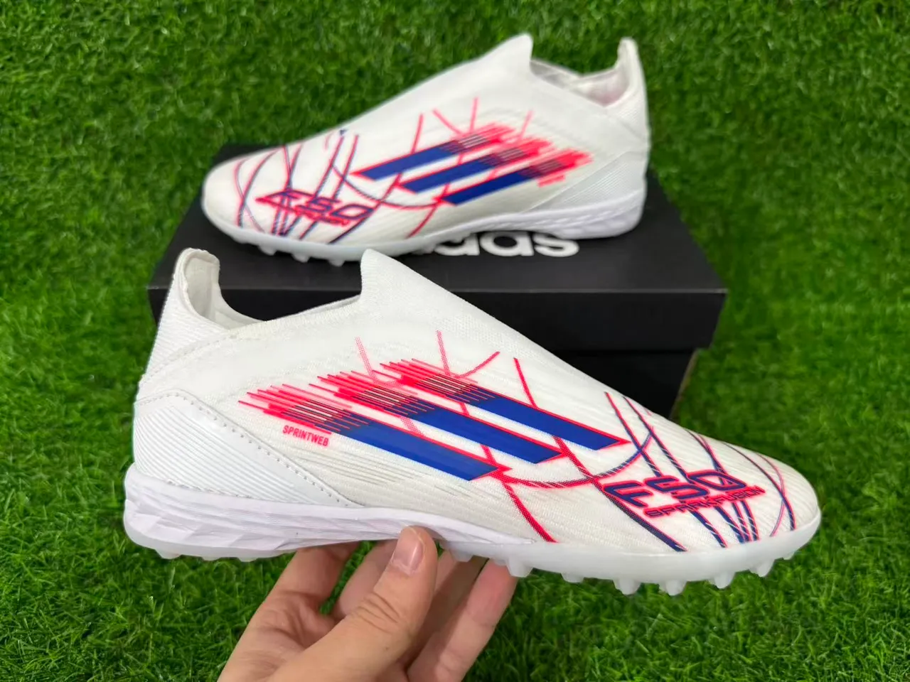 Adidas Chaussures de Football pour Gazon Artificiel avec Col de Chaussette, Tige Sprintweb, Blanc et Bleu 4