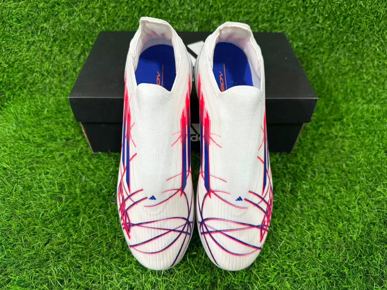Adidas Chaussures de Football pour Gazon Artificiel avec Col de Chaussette, Tige Sprintweb, Blanc et Bleu 6
