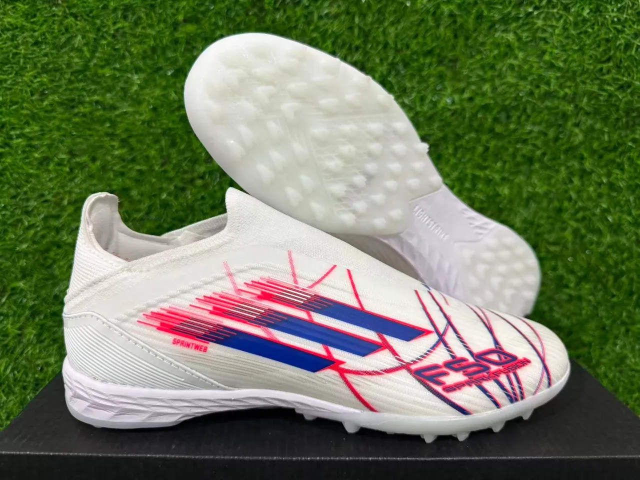 Adidas Chaussures de Football pour Gazon Artificiel avec Col de Chaussette, Tige Sprintweb, Blanc et Bleu 10